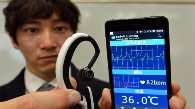 japanese_researchers_testing_earclip_type_wearable_pc_prototype