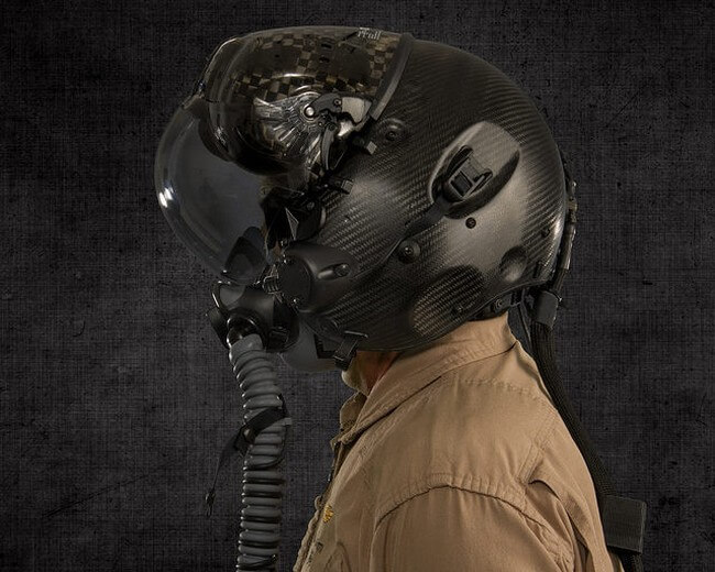 Шлем за 400 000 долларов позволит лётчикам видеть сквозь корпус самолёта