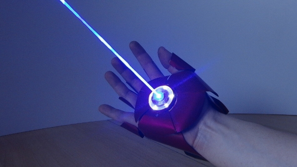 Энтузиаст создал перчатку Железного человека, стреляющую лазером