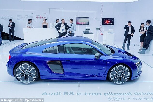 Audi R8 e-tron side