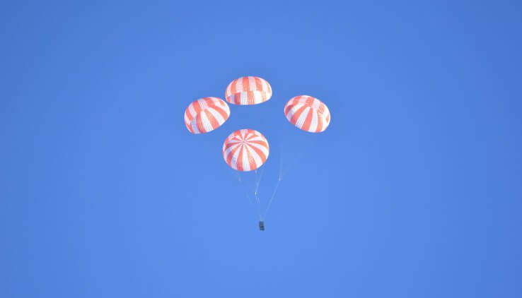 Space X тестирует посадочные парашюты для доставки астронавтов на Землю