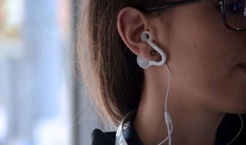 Sony продемонстрировала наушники, которые не нужно вставлять в уши