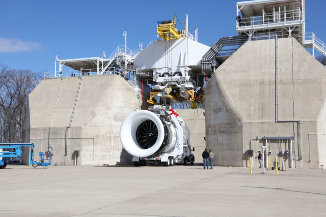 GE испытывает самый крупный турбореактивный двигатель в мире