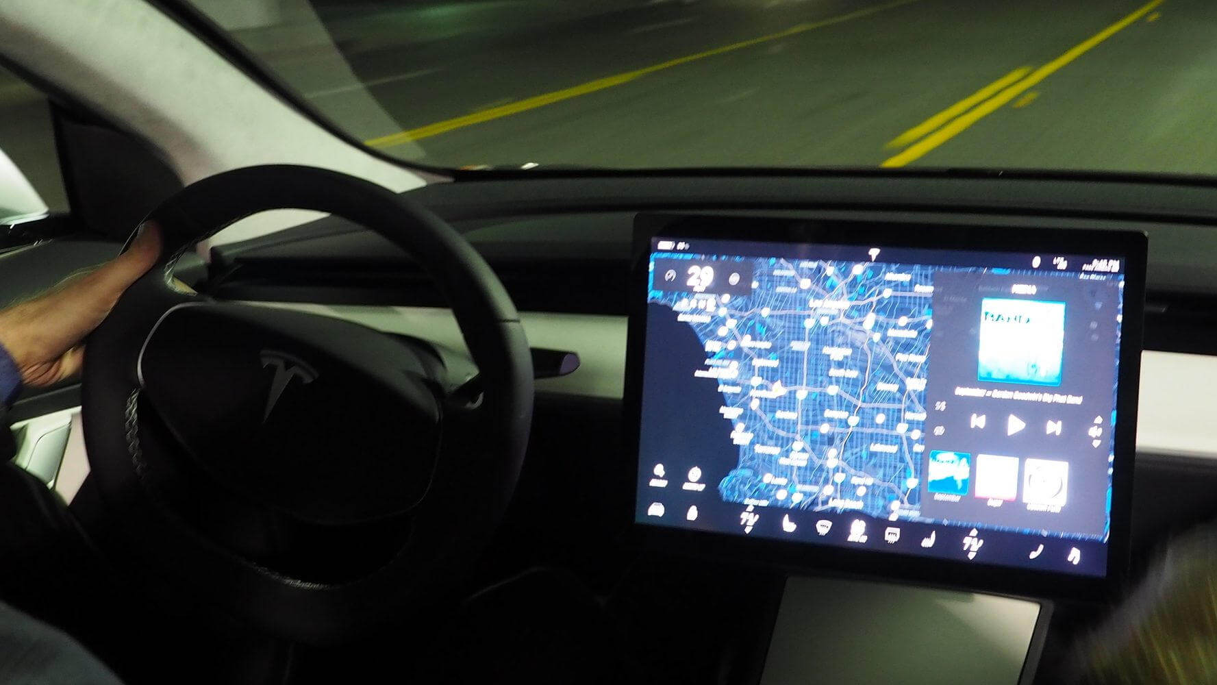 Различия дисплеев Tesla Model 3 и Model S/X