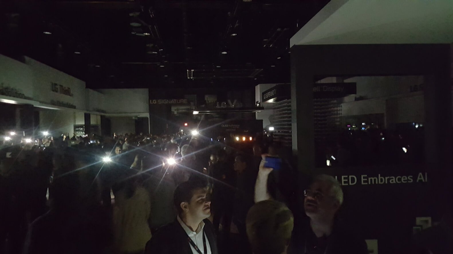 #CES 2018 | Посетителям выставки пришлось несколько часов провести в темноте