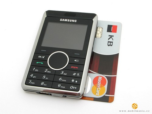 Samsung P310 на фоне кредитной карточки