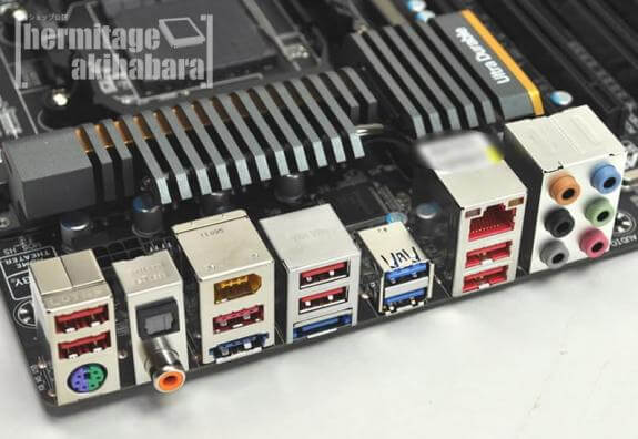 gigabytega-990fxa-ud7up07-575x396