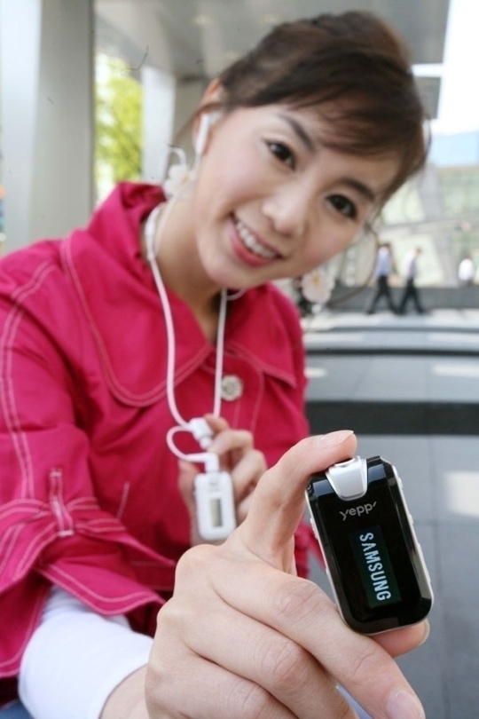 Новый MP3 плеер Samsung YP-F2. Новый MP3 плеер Samsung YP-F2. Фото.