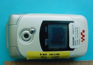 Sony Ericsson W300i получил одобрение FCC. Фото.