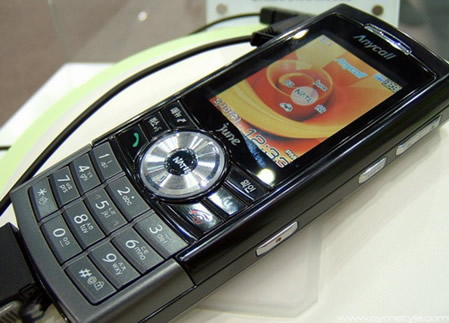 Samsung SCH-B570 — музыкальный телефон с 8 Гб встроенной памяти. Фото.