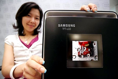 Первый в мире 3 — дюймовый LCD экран для цифровых фотокамер. Фото.