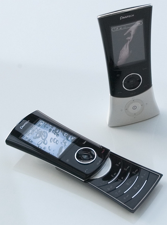Четыре дизайнерских решения для сотовых телефонов от компании Pantech. Фото.