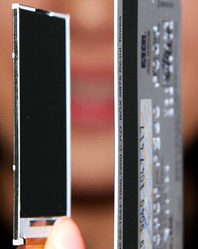 LG представила самый тонкий LCD экран для сотовых телефонов. Фото.