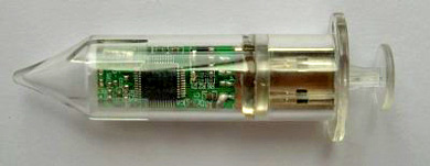 USB накопитель выполненный в виде шприца. Фото.