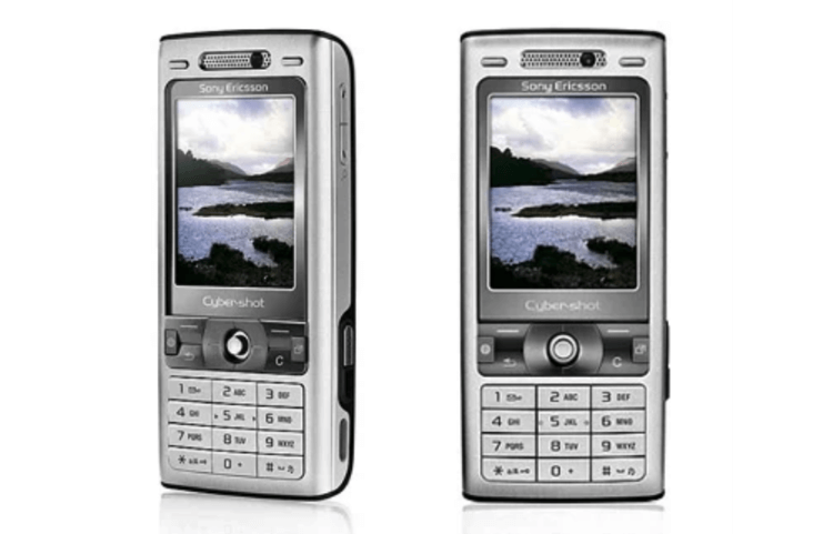 Телефон Бонда — серебряный Sony Ericsson K800. Бонд! Джеймс Бонд! Телефон Бонда — серебряный Sony Ericsson K800. Бонд! Джеймс Бонд! Фото.