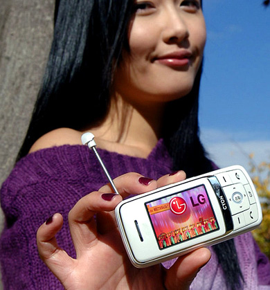 Сотовый телефон с DMB — LG-KB1800. Фото.