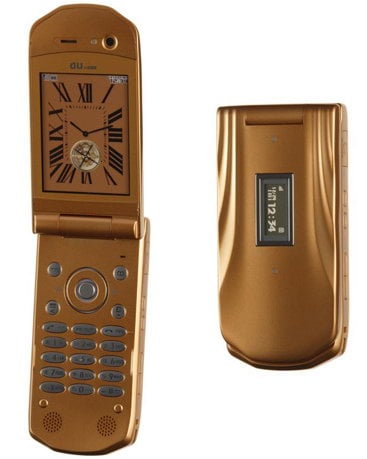 Стильный мобильный телефон W46T от Toshiba с аналоговыми часами. Фото.