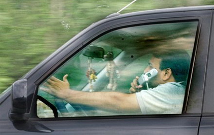 Камеры контроля скорости выслеживают водителей, разговаривающих по телефону. Фото.