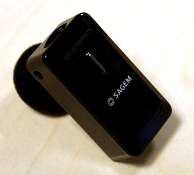 Sagem H4 — самая маленькая в мире беспроводная Bluetooth гарнитура. Фото.