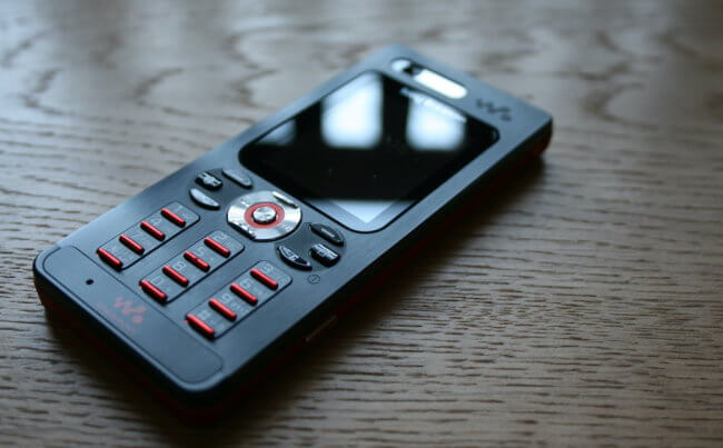 Sony Ericsson W880 — тонкий музыкальный телефон. Фото.