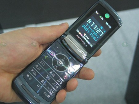 Motorola Razr 2 уже в Корее. Фото.