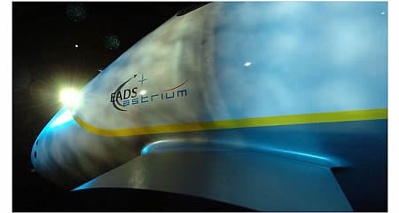Marc Newson со своим Astrium Space Jet. Фото.