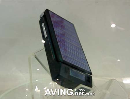 Представлен первый в мире телефон на солнечных батареях. Фото.
