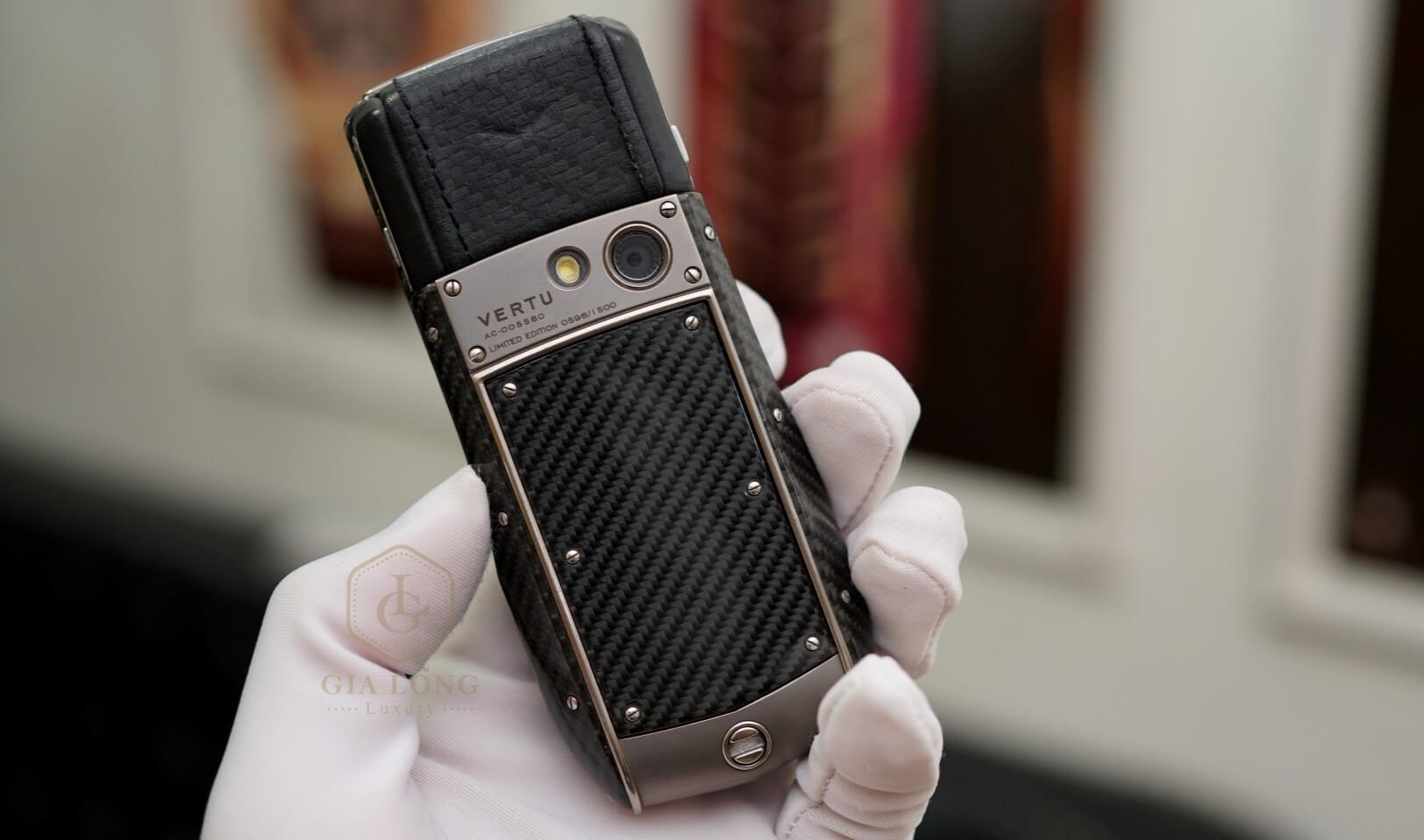 В продаже также есть и карбоновая версия Vertu Ascent Ti. Фото.