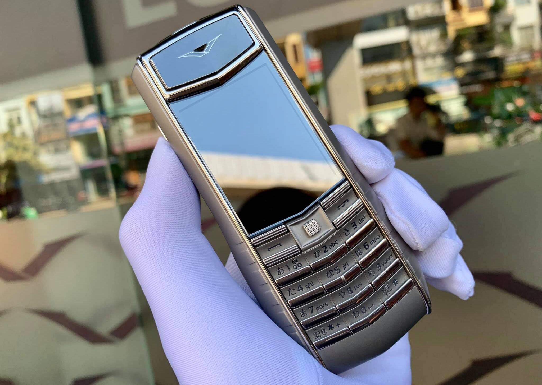 Спереди Vertu Ascent Ti очень красив. Фото.