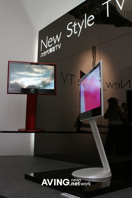 LCD от Hitachi, толщина 1.9 см. Фото.