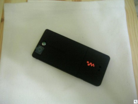 Sony Ericsson W880 с полностью черным корпусом. Фото.