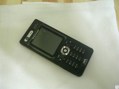 Sony Ericsson W880 с полностью черным корпусом. Фото.