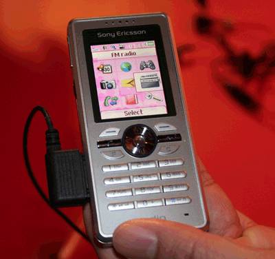 «Живые» фотографии сотовых телефонов Sony Ericsson R300i Radio и R306i Radio. Фото.
