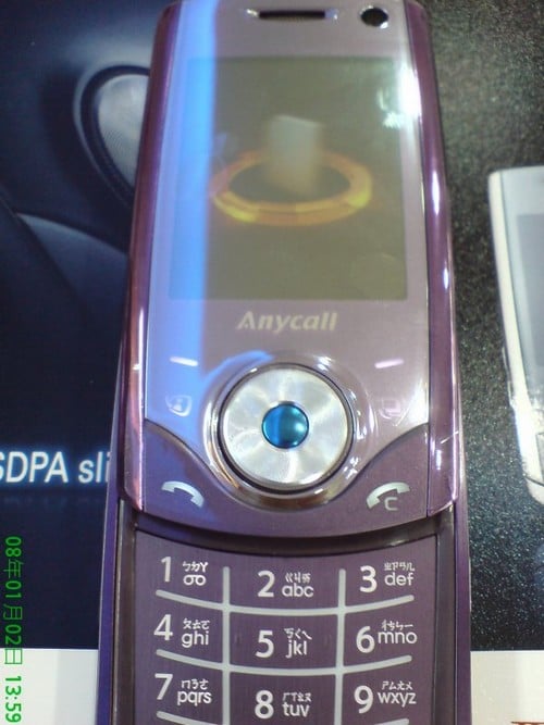 Samsung SGH-U700 с пурпурным цветом корпуса. Фото.
