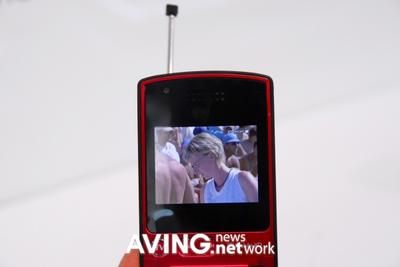 LG KB620 анонсировала телефон LG KB620 с мобильным ТВ. Фото.