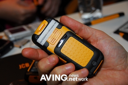 JCB Toughphone вынесет все. JCB Toughphone вынесет все. Фото.