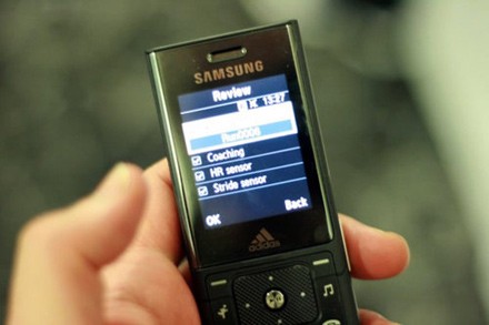 Samsung и Adidas выпустят спортивный телефон F110. Фото.