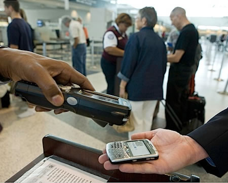Мобильные телефоны в качестве билета на самолет. Фото.