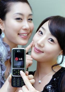 Гладкий телефон LG-SH240. Фото.