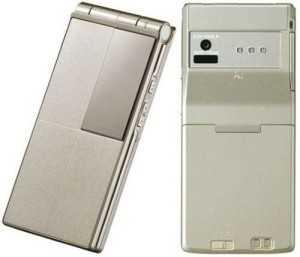 DoCoMo выпустила новый стильный смартфон-раскладушку. Фото.
