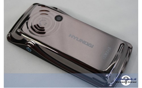 Hyundai MB-490i Dolphin — телефон с отличным дизайном и средними характеристиками. Фото.