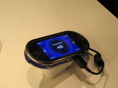 WMC 09: Samsung представила два телефона для DJ. Фото.