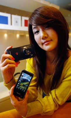 Haptic 8M — экзотический камерофон от Samsung. Фото.