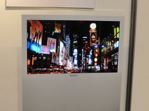 Sony хвастается сверхтонкими OLED телевизорами. Фото.