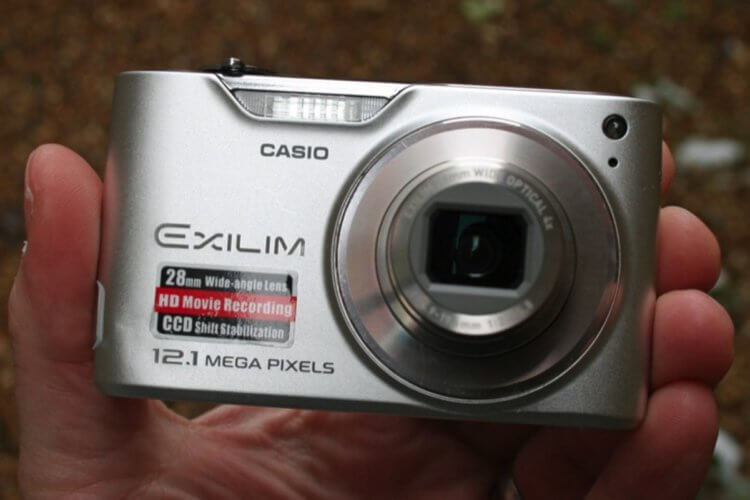 Casio представила два недорогих фотоаппарата с хорошим ПО. Помните, были такие мыльницы? Фото.