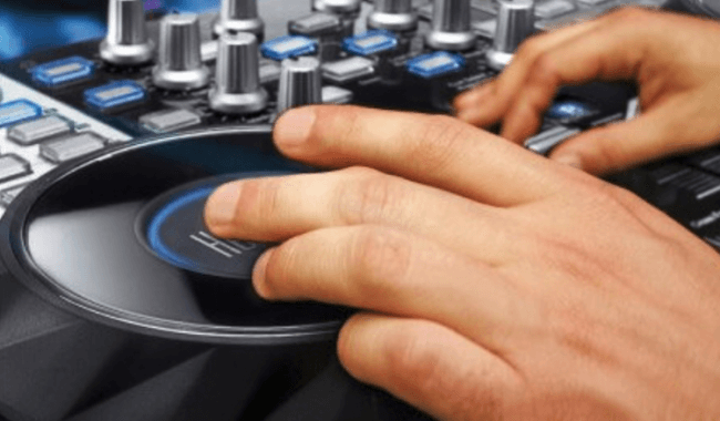 Hercules DJ Console 4-Mx — высшая ступень развития компьютерных DJ-пультов! Фото.