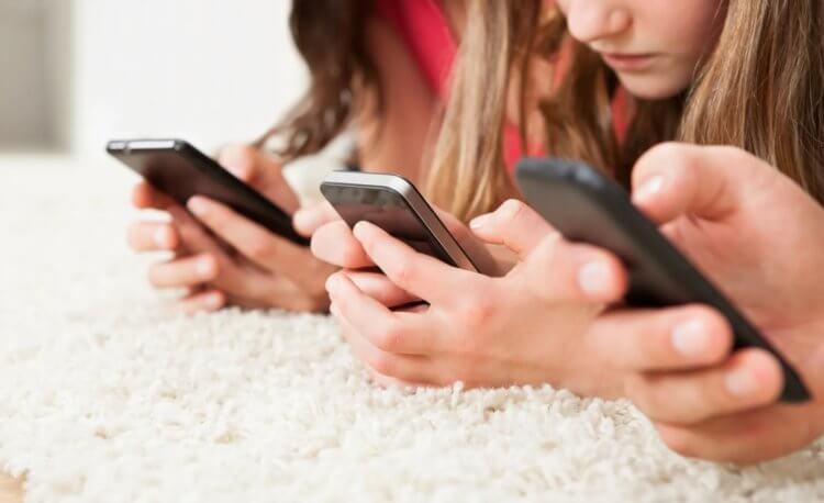 Мобильные телефоны влияют на развитие детей. Телефон — это не лучшая вещь для ребёнка. Фото.