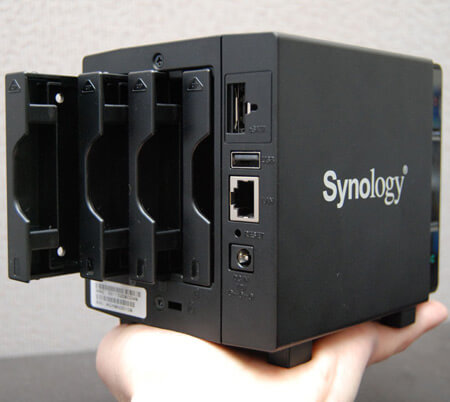 Компания Synology представила переносное сетевое хранилище. Фото.