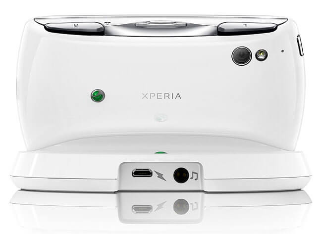 Белый смартфон Sony Ericcson Xperia Play специально для британского оператора O2. Фото.