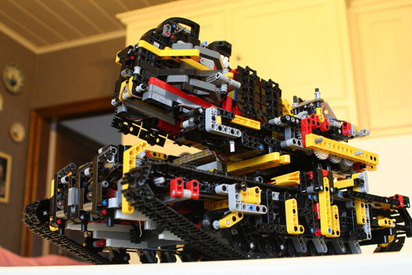 Моторизированный LEGO танк. Фото.